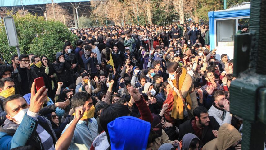 هاآرتس: النظام الإيراني تعلم الخوف من المحتجين
