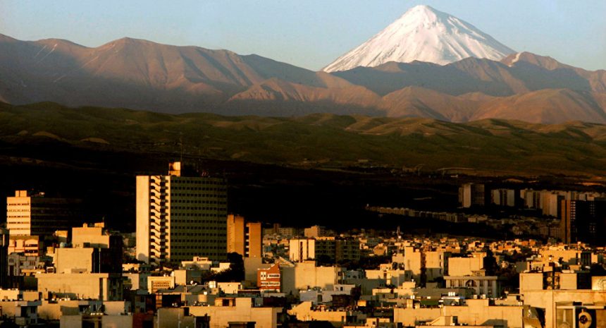 إيران تلغي الحظر على أنشطة عضو من الأقليات بمجلس مدينة يزد