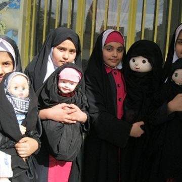 قيود النظام الإيراني تصل إلى الأطفال