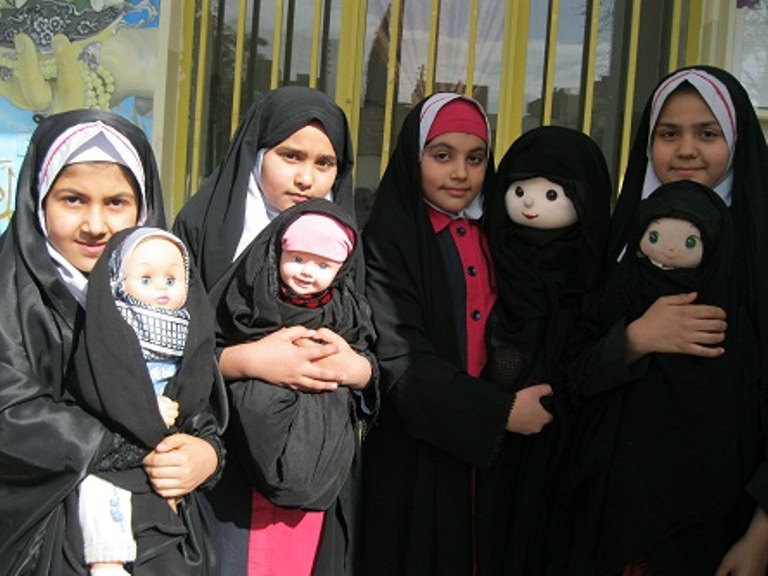 قيود النظام الإيراني تصل إلى الأطفال