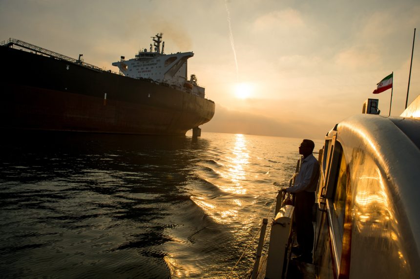 أمريكا تطالب حلفاءها بوقف واردات النفط الإيرانية بحلول 4 نوفمبر