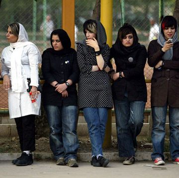 «أنا عانس».. قسوة الأوضاع الاقتصادية تلقي بظلالها على فتيات ورجال المجتمع الإيراني