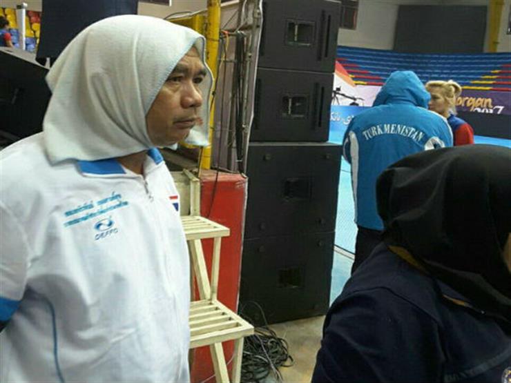 إيران تُجبر مدرب تايلاند على اراتداء الحجاب بحجة أن البطولة للسيدات