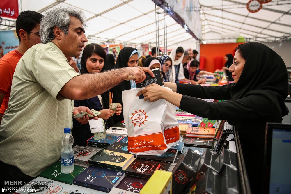 الأدب الإيراني الساخر بداية مرتبكة ومسيرة قوية هددتها السياسة