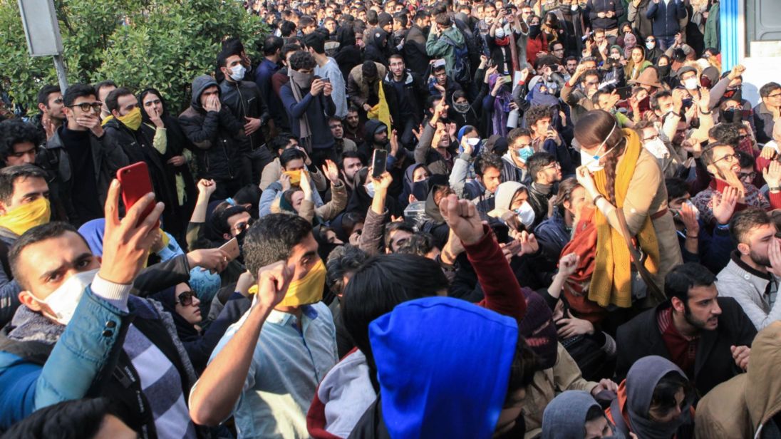 ثاروا في إيران: مجتمع في مواجهة فساد نظام الثورة.. ونظام يحشو بندقيته