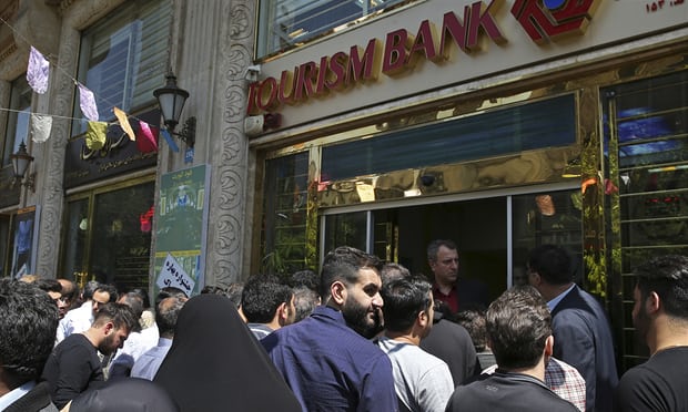 الريال الإيراني يصل لأدنى مستوياته مع تهافت المواطنين على الدولار
