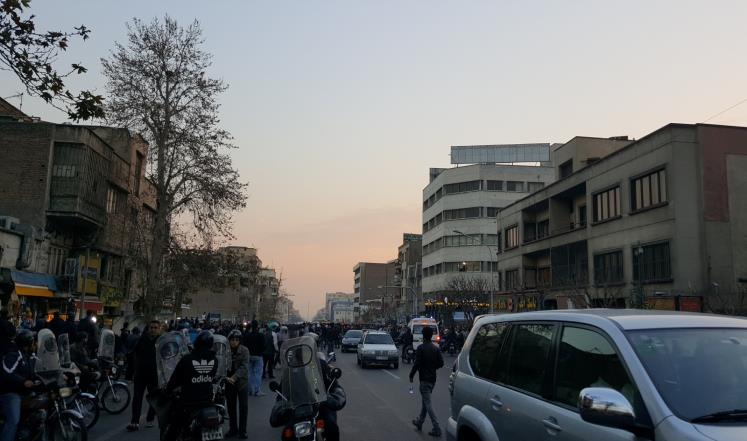 في يومها الخامس.. احتجاجات إيران تتواصل وارتفاع عدد الضحايا لـ 14 شخصًا