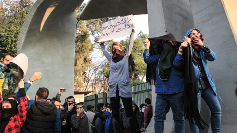 وعيد وتهديد وتخوين.. هكذا واجه النظام الإيراني المحتجين
