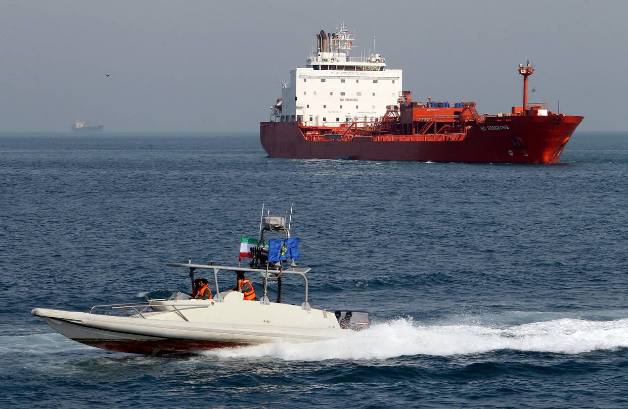 القوارب الإيرانية توقف مضايقة البحرية الأمريكية وتترك الجيش في حيرة