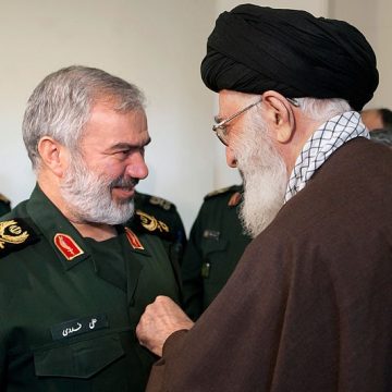 المتشددون الإسلاميون يهدوون بقاء إيران