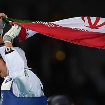 «كيميا علي زادة» تحمل العلم الإيراني في افتتاح دورة الألعاب الآسيوية