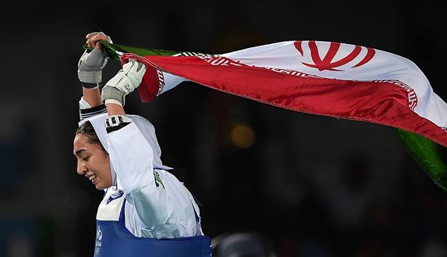 «كيميا علي زادة» تحمل العلم الإيراني في افتتاح دورة الألعاب الآسيوية