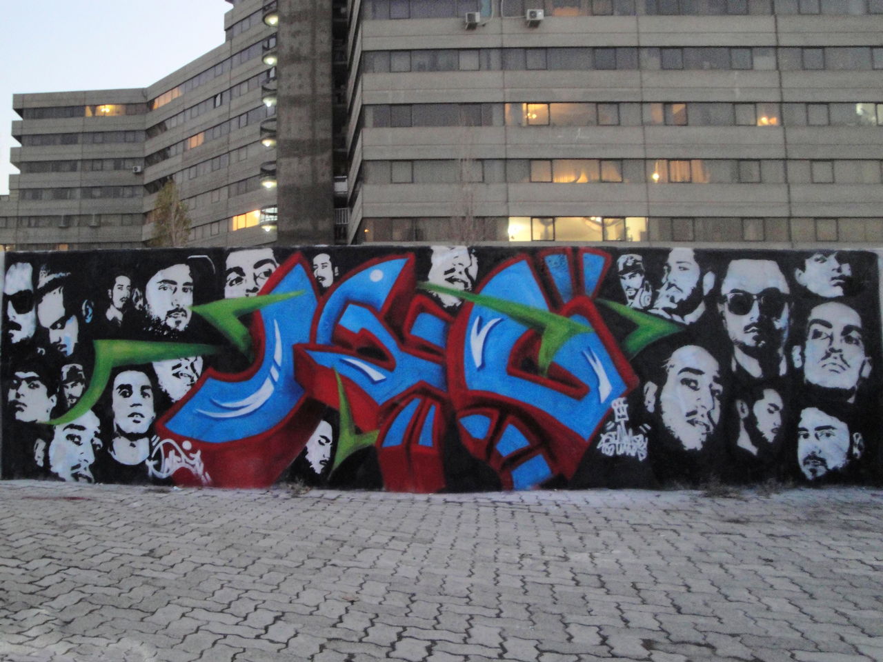 جرافيتي الخوف والأمل على حوائط شورى إيران