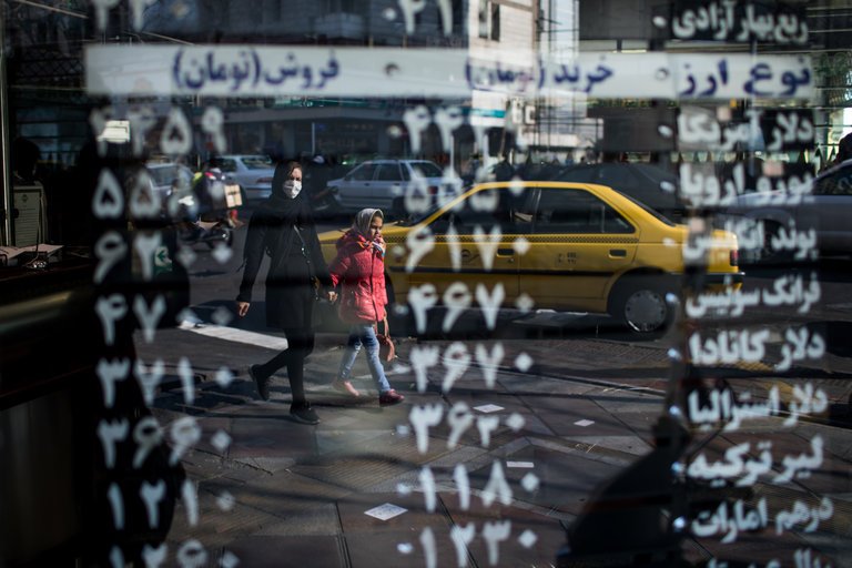 كيف أدى الفساد والمحسوبية في المصارف إلى احتجاجات إيران؟