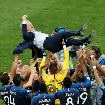 الفرنسي «ديشامب» يكتب التاريخ ويرفع كأس العالم لاعبا ومدربا