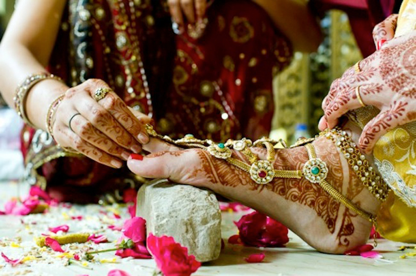 الزواج في إيران.. هدايا وحنة وزفاف وسفر