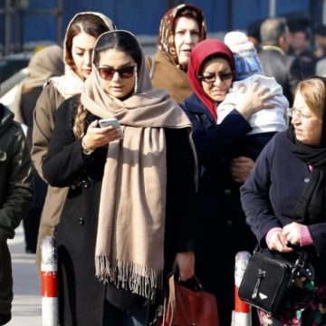 قصة الحجاب في إيران.. بين الفرض والمنع
