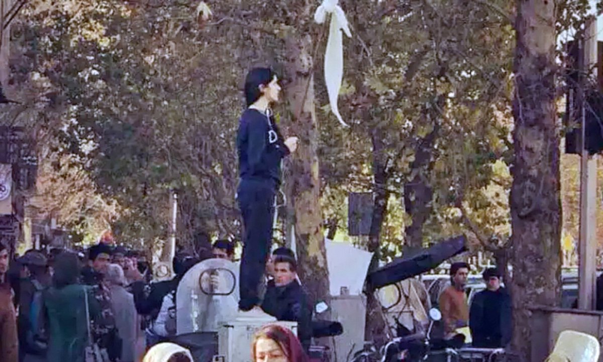 بالصور: إيرانيات يخلعن الحجاب على طريقة فتاة شارع «الثورة»